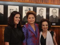 A presidente eleita, Dilma Rousseff, entre sua filha, Paula, e sua mãe, Jane