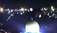 Uma forte bola de luz sobre a cidade sagrada