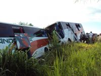 O acidente envolveu dois ônibus da Viação Andorinha