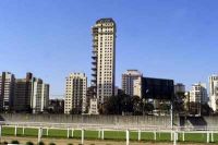 Prédio de luxo (o mais alto, ao centro) é ocupado irregularmente