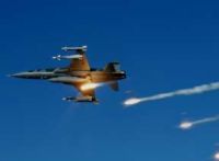 F-5M. Em ação, lançando despistadores de mísseis