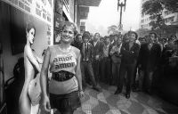A apresentadora Xuxa Meneghel no centro de SP durante o lançamento do filme Amor Estranho Amor em