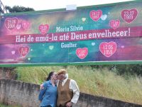 Gualter mandou instalar três outdoors no caminho que a esposa faz até o mercado