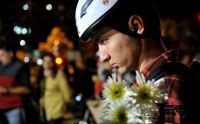 Ciclista carrega flores em homenagem a empresário atropelado e morto enquanto pedalava