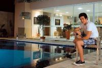 Luan Santana na beira de sua piscina