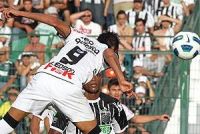 Liedson sobe de cabeça e marca o gol da vitória sobre o Figueira