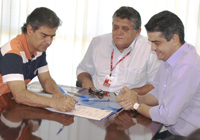 O prefeito Nelson Trad, presidente da Junta Interventora, Issan Moussa e o presidente da concessioná