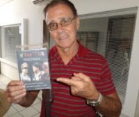 Davi Cardoso mostra a cópia pirata que fizeram de seu filme.