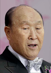 Reverendo Sun Myung Moon fala durante uma cerimônia de casamento em massa em 2009 na Coreia do Sul.