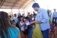 Prefeito durante a doação de brinquedos