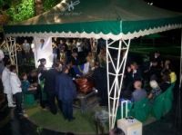 Sepultamento do cantor foi acompanhado por centenas de fãs