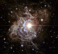 Imagem da variável cefeida RS Puppis vista pelo Hubble