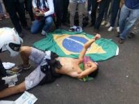 Há confronto entre polícia e pessoas