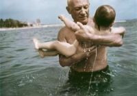 Picasso brinca com filho Claude