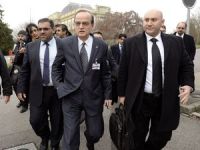 O negociador-chefe da oposição síria, Hadi al-Bahra (ao centro)