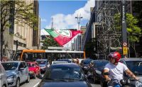 Torcedor da Portuguesa acena com bandeira na avenida Paulista