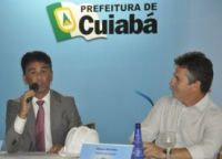 Ao lado do prefeito Mauro Mendes