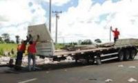 Latas de cerveja espalharam-se pela pista