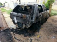 Carro incendiado na Rua Montevidéu