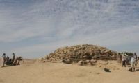Arqueólogos na pirâmide de Edfu