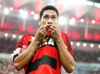Beijando camisa após marcar gol