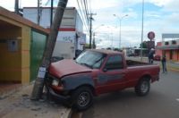 Ford Ranger bateu violentamente