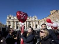 Noivos italianos na Praça São Pedro
