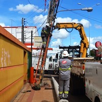 Funcionários da Enersul em serviço