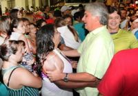 Senador envolto pela população