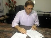 Bernal com cópia de telegrama