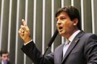 É médico e foi secretário de Saúde