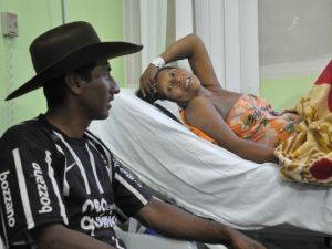 Marido e mulher ainda no hospital onde quadrigêmeas nasceram