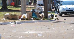 No gramado, nas calçadas e até no canteiro, era possível encontrar copos plásticos, garrafas de bebidas e cocos