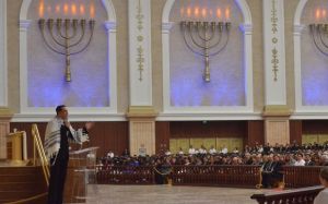 Templo de Salomão em sua inauguração: candelabros típicos do judaísmo espalhados pelo espaço