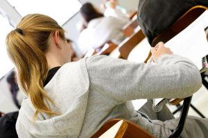 Curso de português da instituição foca na leitura de livros para desenvolver a compreensão de textos