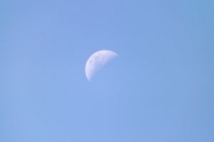 Somente no período de lua cheia, o nosso satélite é exatamente o oposto ao Sol