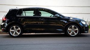 Rodas são de 17 polegadas e têm desenho exclusivo para a linha GTI