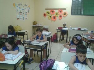 Crianças da Escola Cori apresentam o Projeto Leilão de Jardim de Cecília Meireles.