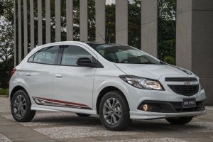 Modelo Effect é caracterizado pelo acabamento exclusivo que inclui kit aerodinâmico, rodas aro 15’ grafite, teto em preto alto brilho e interior igualmente personalizado pelo Centro de Design Chevrolet