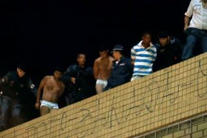 Polícia prendeu os assaltantes no telhado