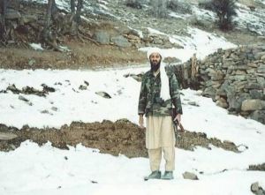 Osama bin Laden carrega um rifle Kalashnikov nas montanhas nevadas de Tora Bora, no Leste do Afeganistão.