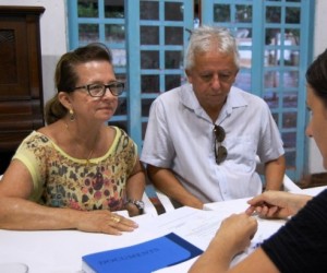Vereadora Nida Trachta acompanhada de seu esposo Eurico Félix no momento da entrega do título de cidadania.