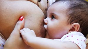Na impossibilidade da amamentação, o mais indicado é que a mãe possa usar uma complementação com uma fórmula infantil adequada para a idade.