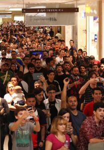Movimentação na inauguração da mega loja da Apple Store no shopping Morumbi, na zona sul da cidade de São Paulo, SP, na manhã deste sábado (18).