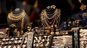 Foram arrombados 72 cofres da empresa, que fica ao lado de várias joalherias de luxo, e que costuma guardar diamantes, ouro e outros metais preciosos.