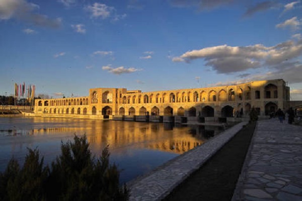 Guia turístico fala sobre a história das 30 regiões iranianas.