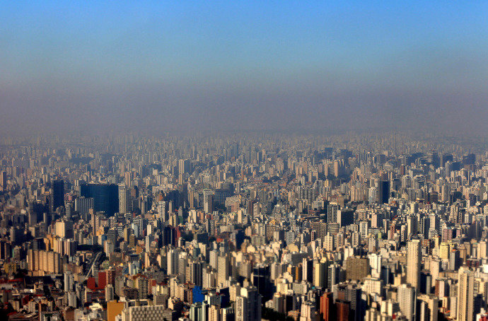 A emissão descontrolada de CO2 pela civilização é responsável pela poluição que toma cidades como São Paulo.