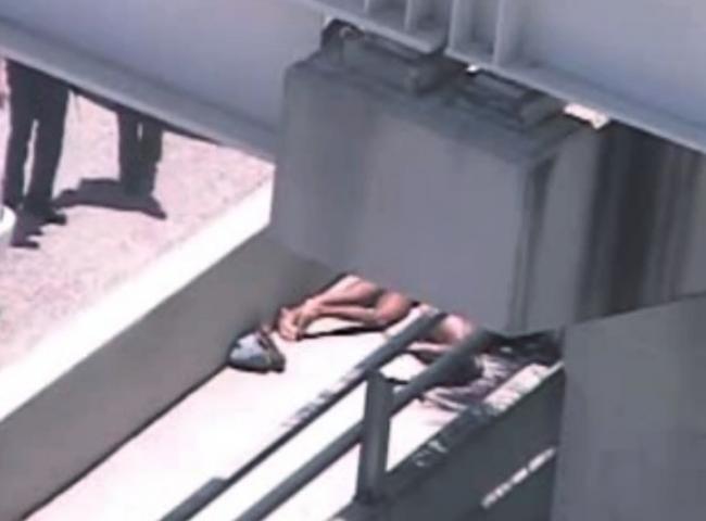 Imagem de vídeo mostra policiais próximo ao corpo de Rudy Eugene e sua vítima