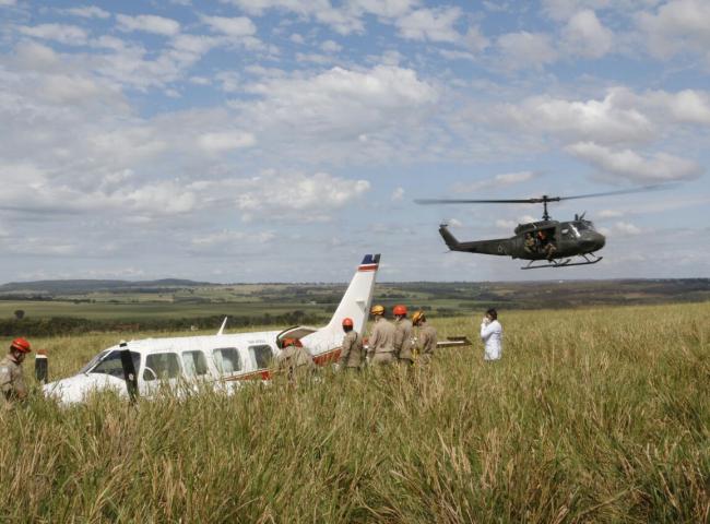 O avião que transportava os apresentadores fez pouso forçado