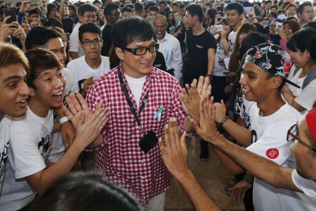 Jackie Chan em evento com jovens de Cingapura